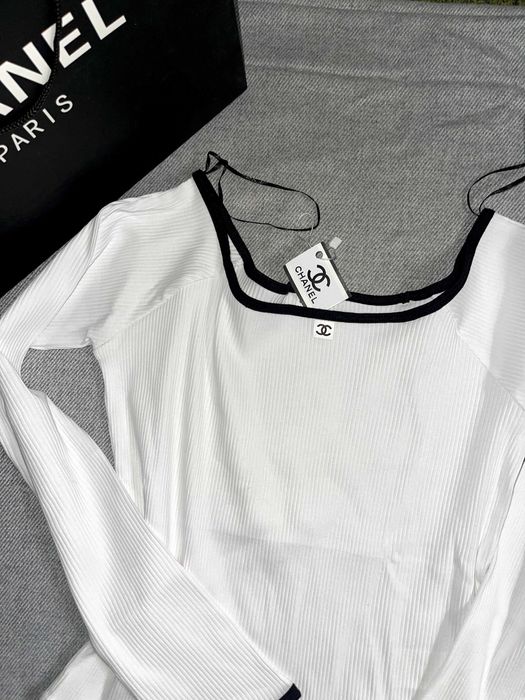 шанел бяла блуза тип лодка с голо паднало рамо с черно рипсена chanel