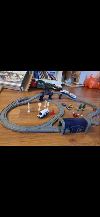 Circuit tren electric cu sunete Mappy City Rail cu accesorii 70 piese
