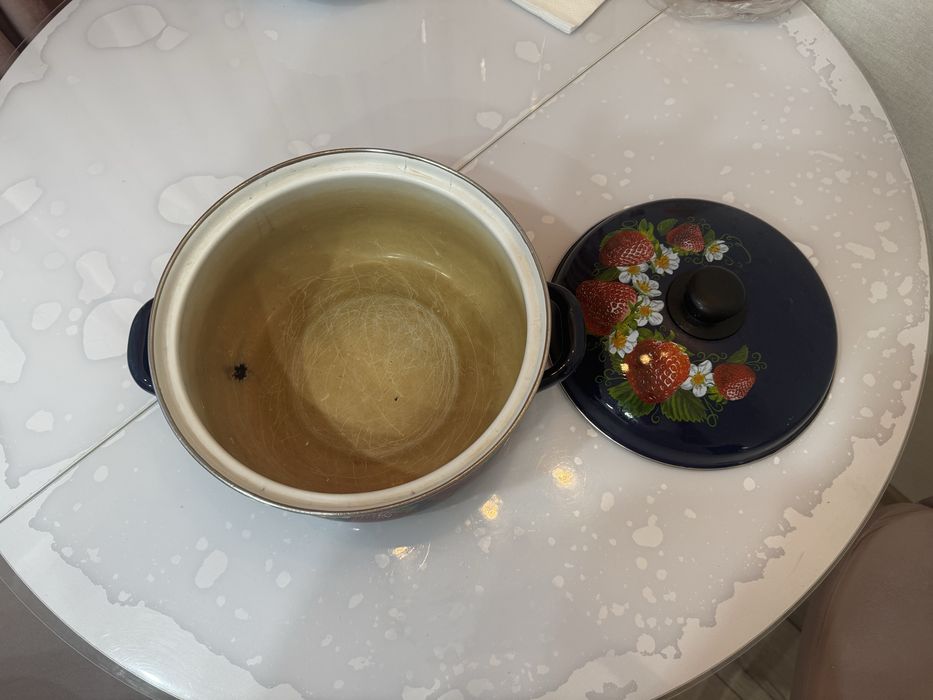 Эмалированная кастрюля