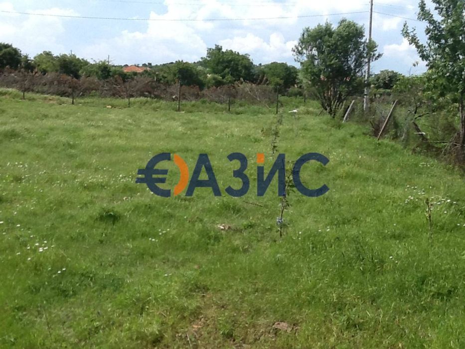 Парцел-1925 кв. м. и стара къща-46 кв. м., с. Хаджиите, Общ. Карнобат