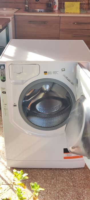 Vând mașina de spălat cu uscător hotpoint Ariston , pătuț pentru copil
