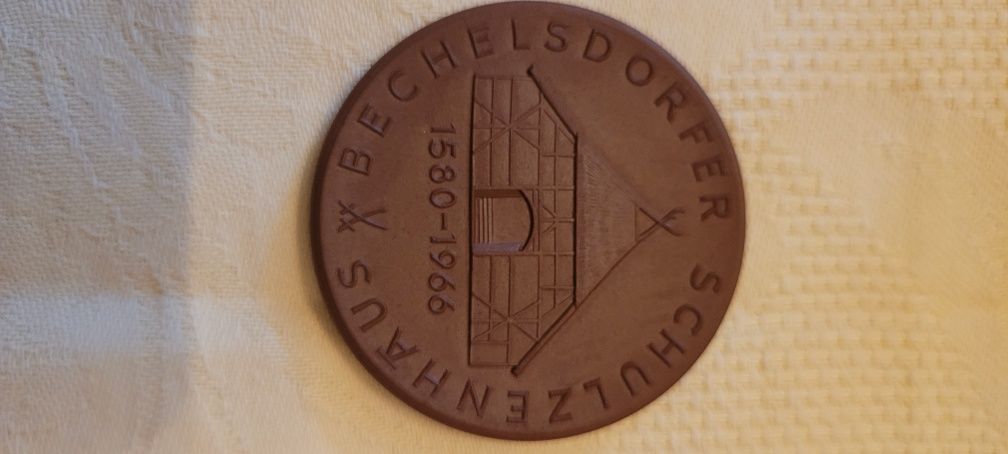 SCHÖNBERG / MECKLENBURG: Medalie de porțelan 1966