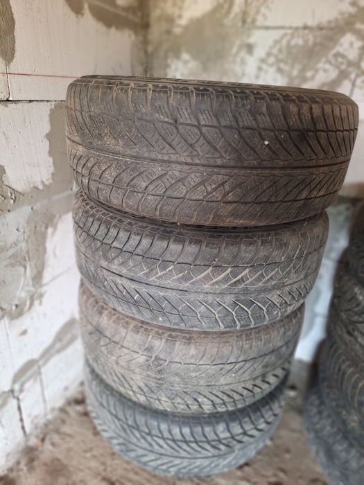 Vând 4 cauciucuri Goodyear m+s runflat 255/50 r19