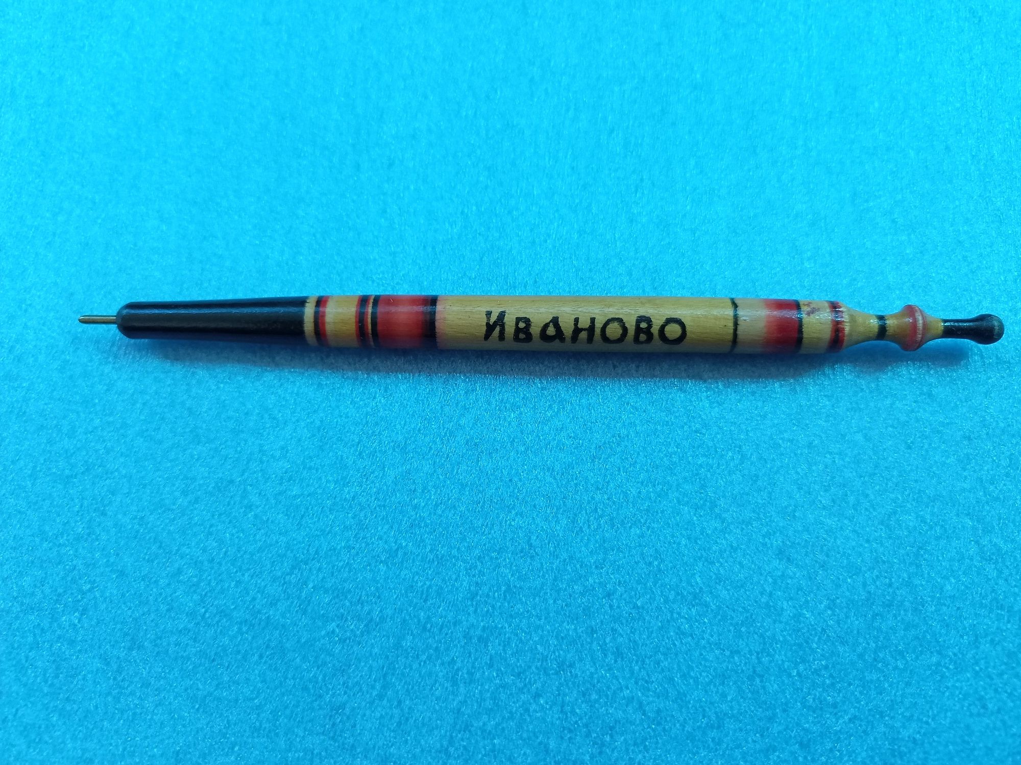 Ручка шариковая из дерева.