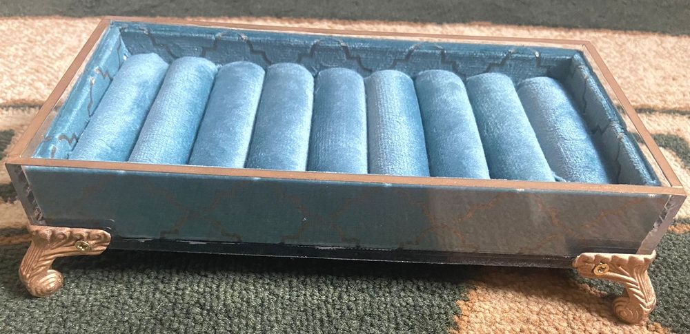 Әшекейге арналған қорап / Подставка для украшений.