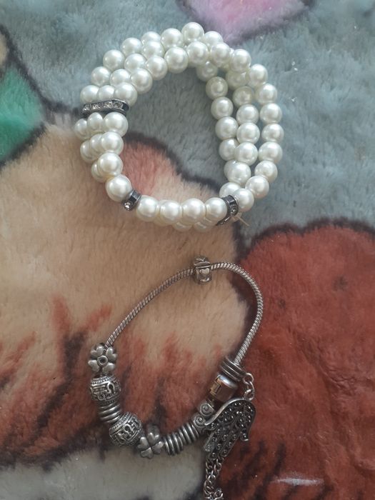 Браслеты и ожерелье всё  в хорошем состоянии насилось совсем мало