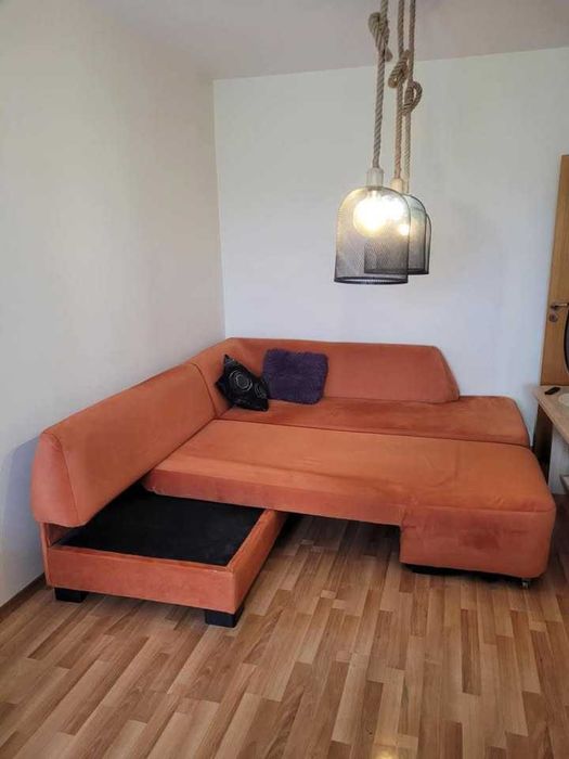 Оранжев Диван (couch)