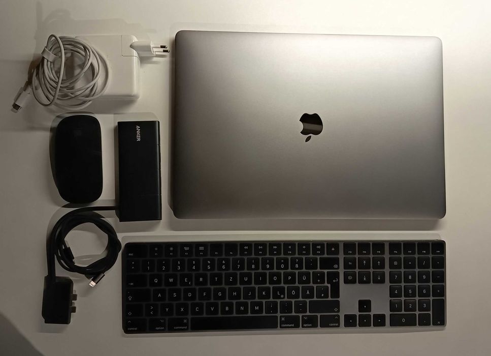 MacBookPro 16, i7, 32GB RAM + accesorii -perfect estetic si functional