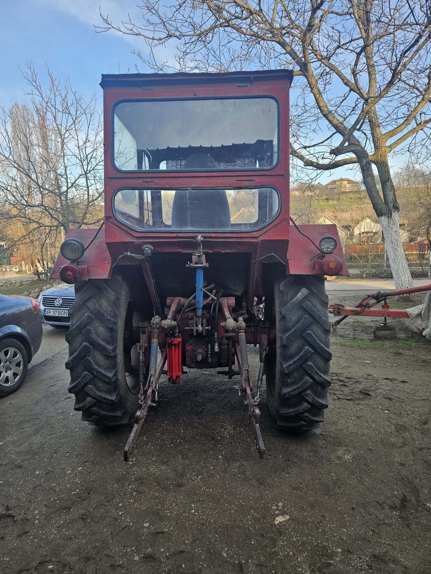 Vând tractor + plug