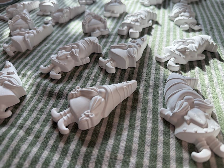 Коледни гипсови фигурки микс джуджета елхички звездички подаръчета