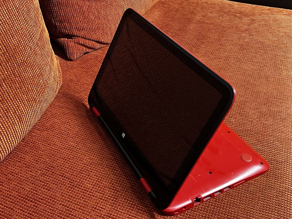 Laptop HP Pavilion 13 cu touchscreen rabatabil și SSD de 180 GB