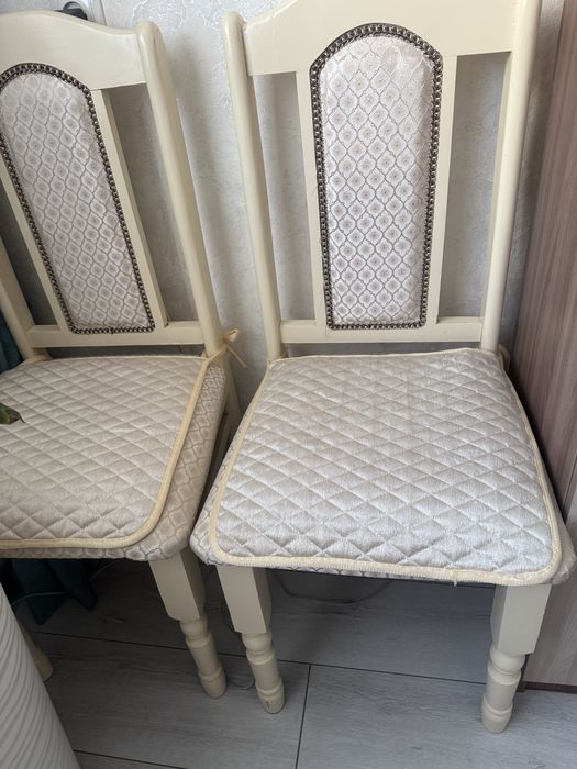 Продам стулья в гостинную 6 штук только самовывоз