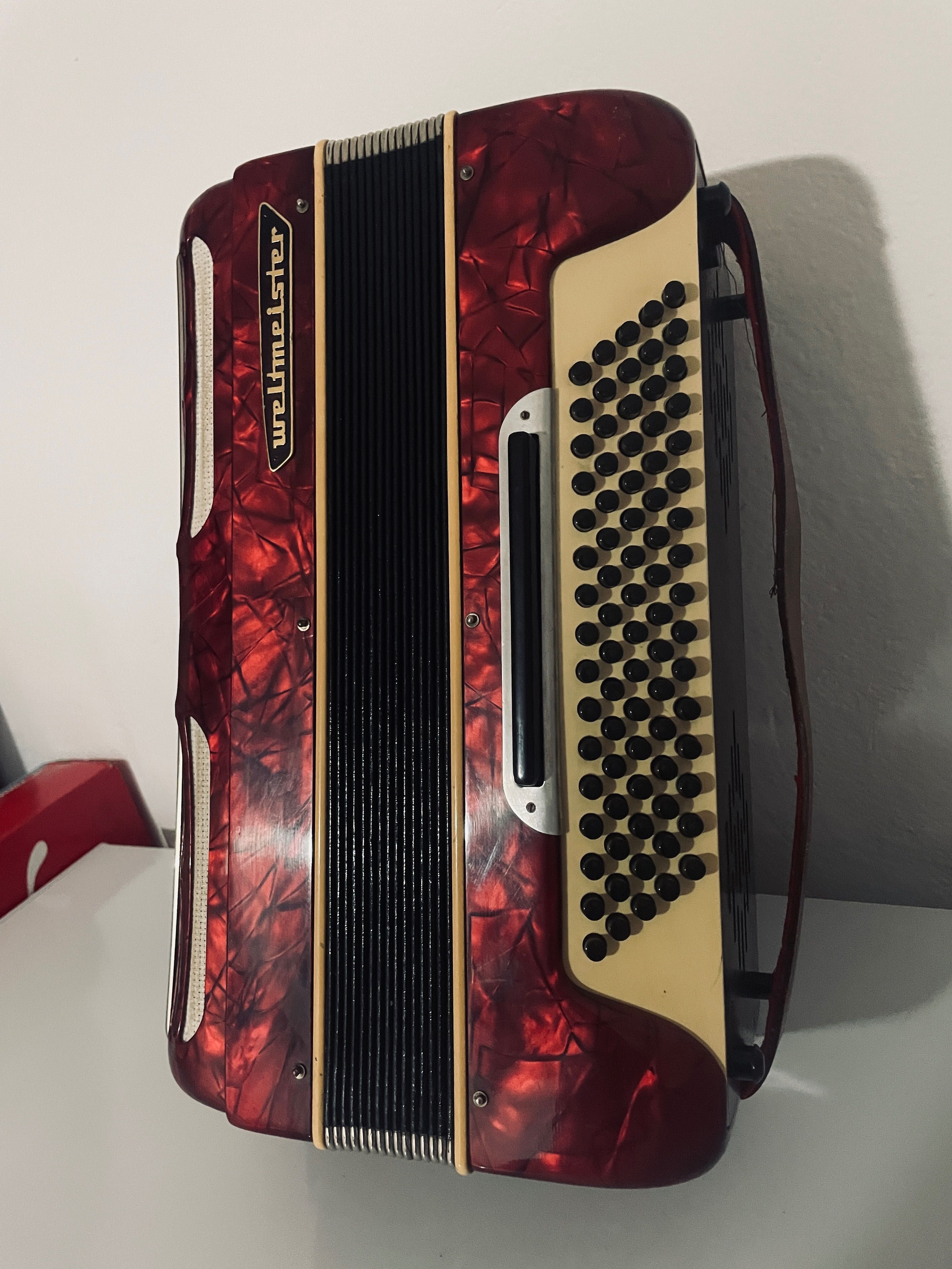 Vând acordeon in stare perfecta