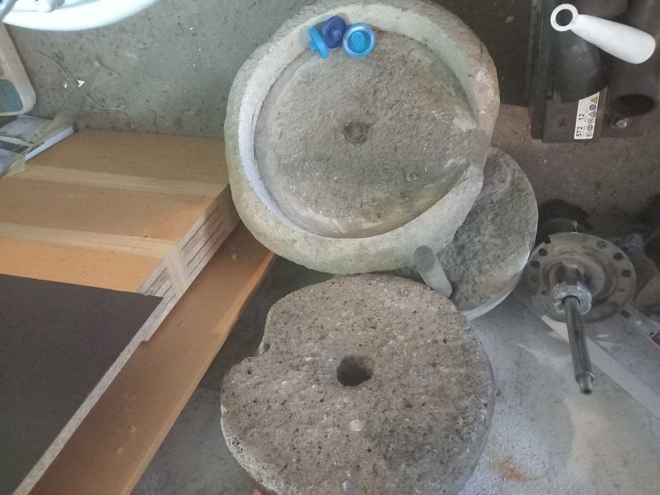 Стари вещи, хромели, радия и пишеща машина.