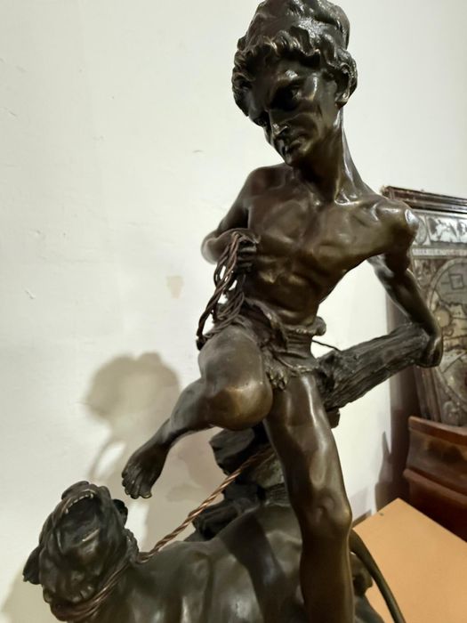 Statuetă din bronz masiv – piesă de colecție, semnată