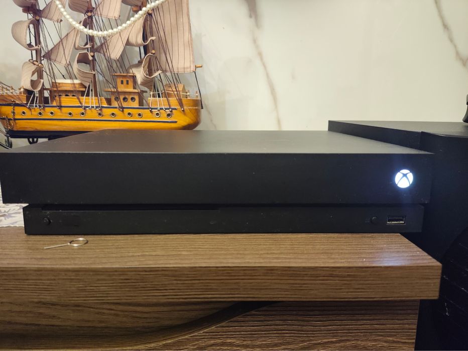 продам x box one X 1tb