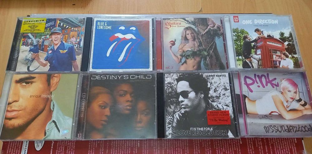 Оригинални CD с музика.