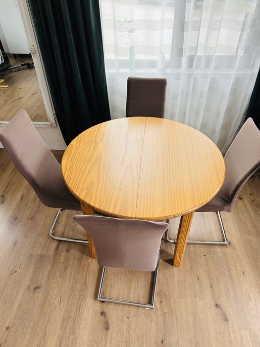 Masa cu patru scaune