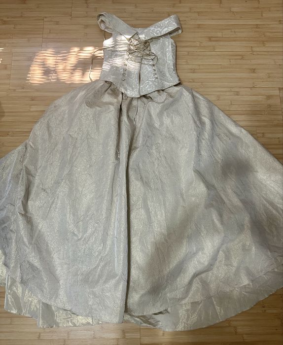 Rochie mireasa bej cu insertii aurii