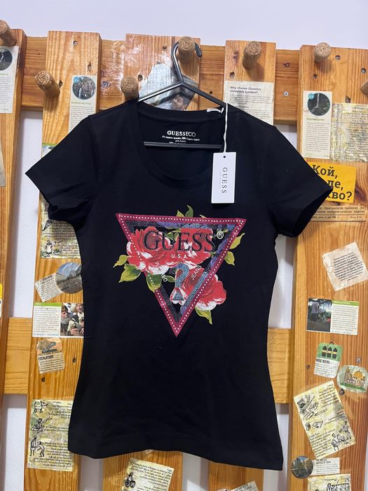 Тениска Guess с камъчета