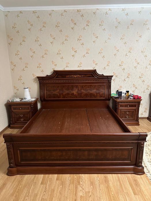 Продажа кровати с тумбами,шкафом и комодом