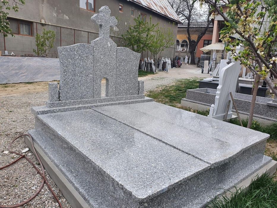 Monumente funerare din granit cu transport gratis in toata tara!