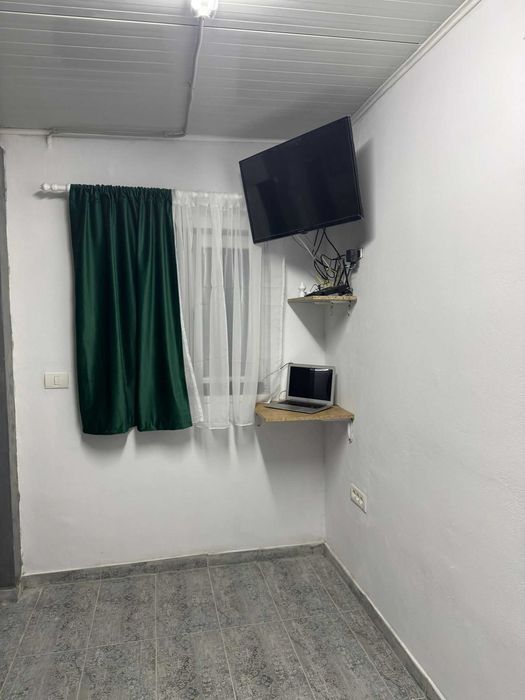 Inchiriez spatiu - salon