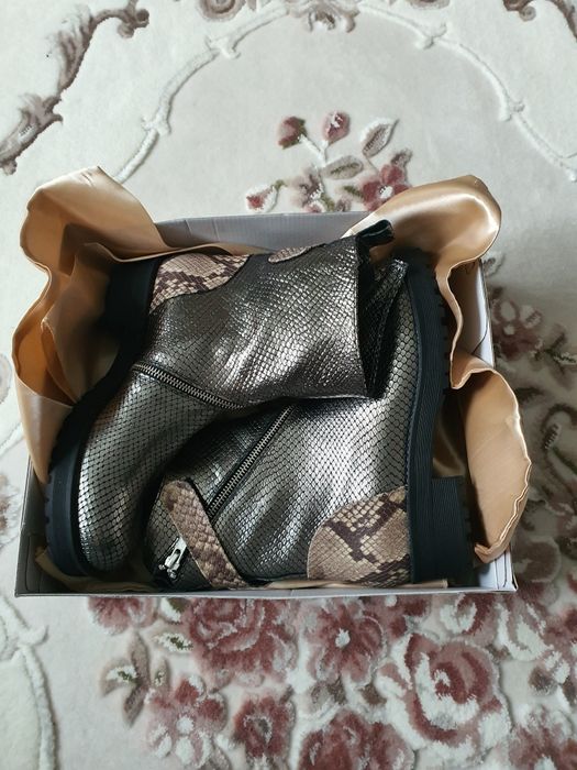 Ghete brand italian,argintii, piele naturala stampata si piele snake;