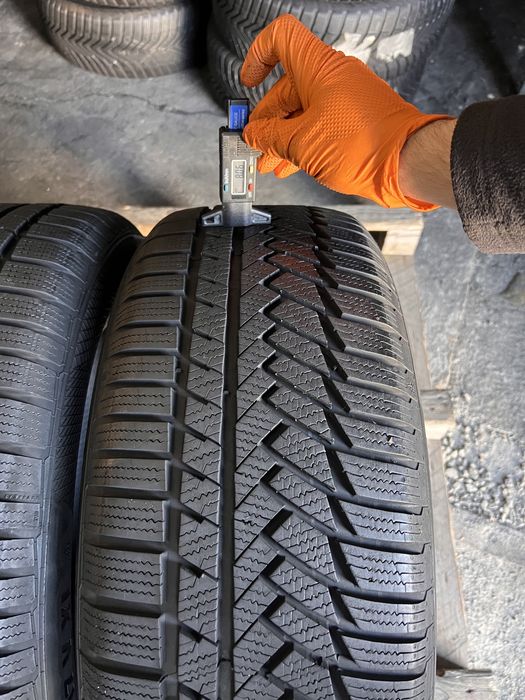 2 anvelope iarna ca NOI , 235/55/17 , Continental , 8 mm