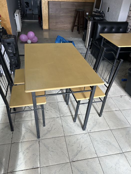 Маси и столове.