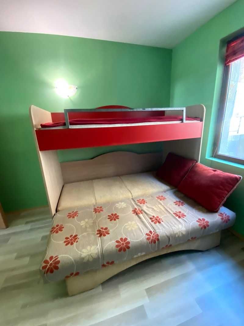 Двуетажно легло с диван