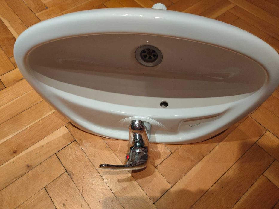 Бяла порцеланова мивка с батерия ,сифон и 2 меки връзки