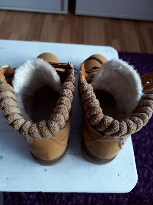 Bocanci dama,piele întoarsă,marimea 37.Pret.30 lei.