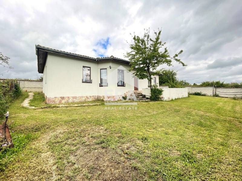 Ексклузивна, едноетажна, обзаведена къща за продажба, с веранда и двор