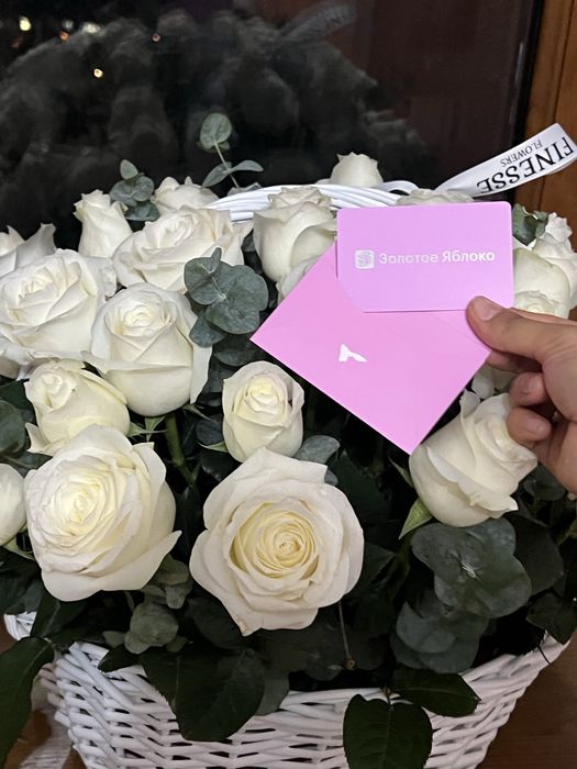 Цветый белые розы на корзине
