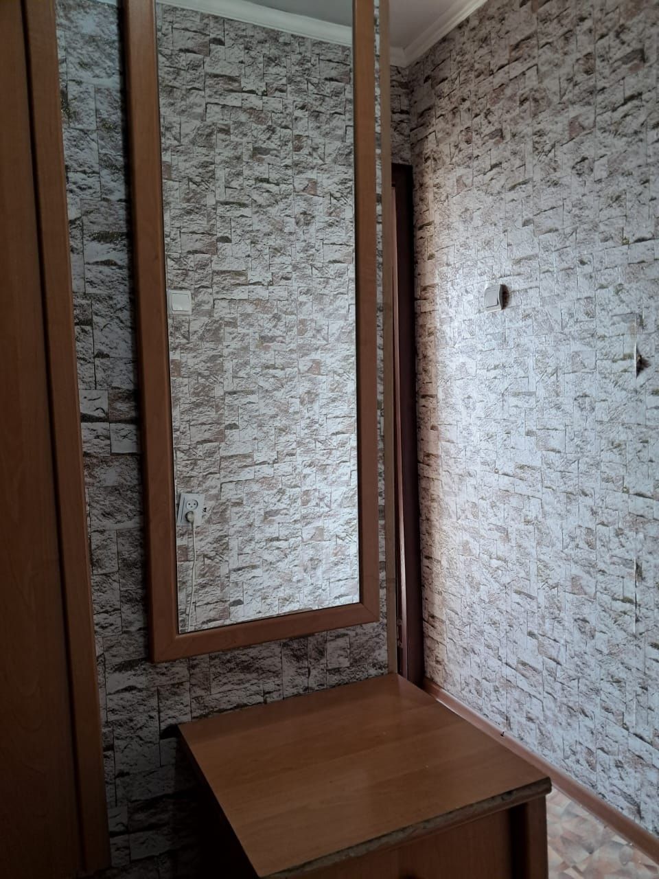 Продам прихожую  с зеркалом