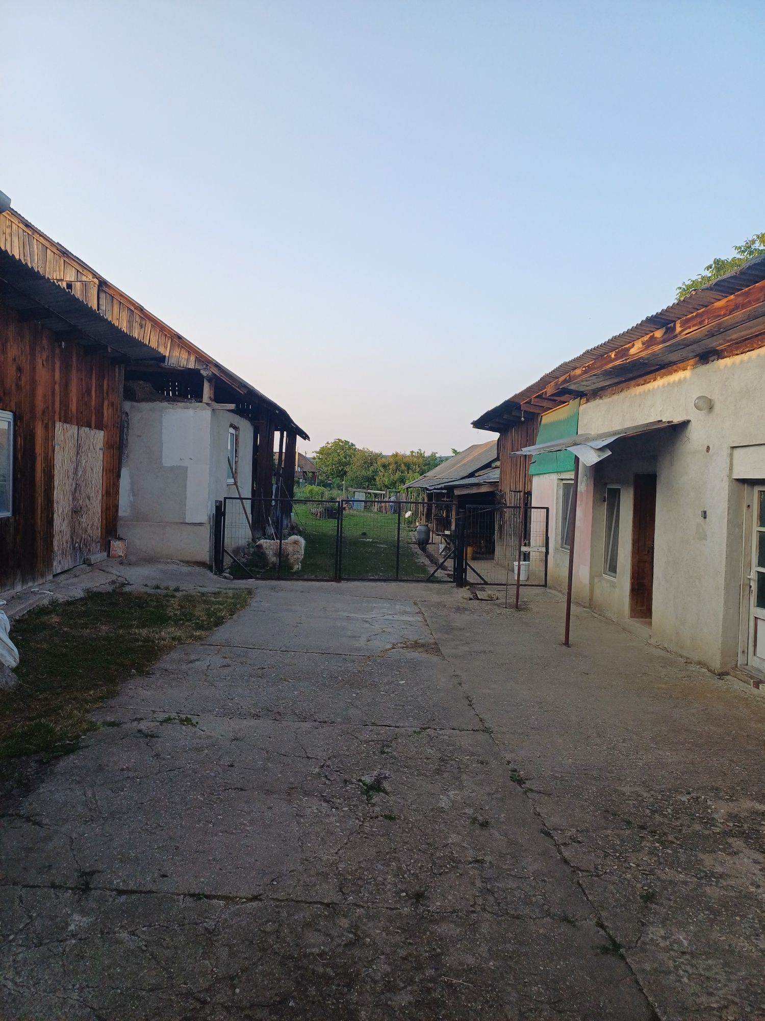Casa de vanzare cu gradina