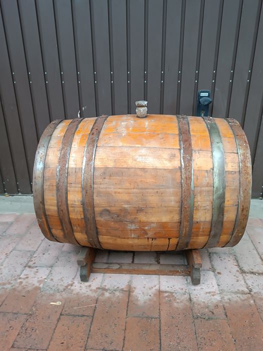 Vând butoi de tuica