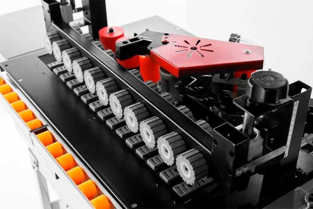 Кромкооблицовочный станок с конвейерной лентой