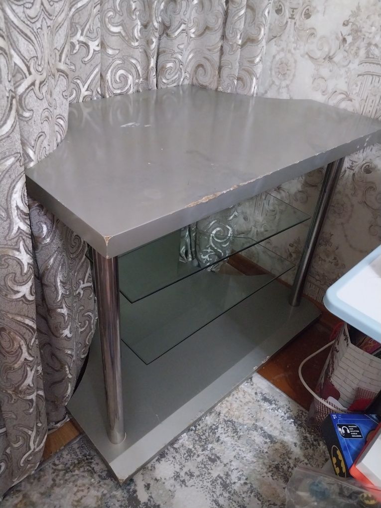 Продаю столик под телевизор