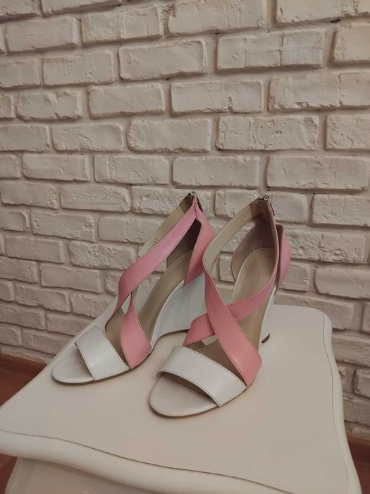 Елегантни сандали в нежно розово и бяло.