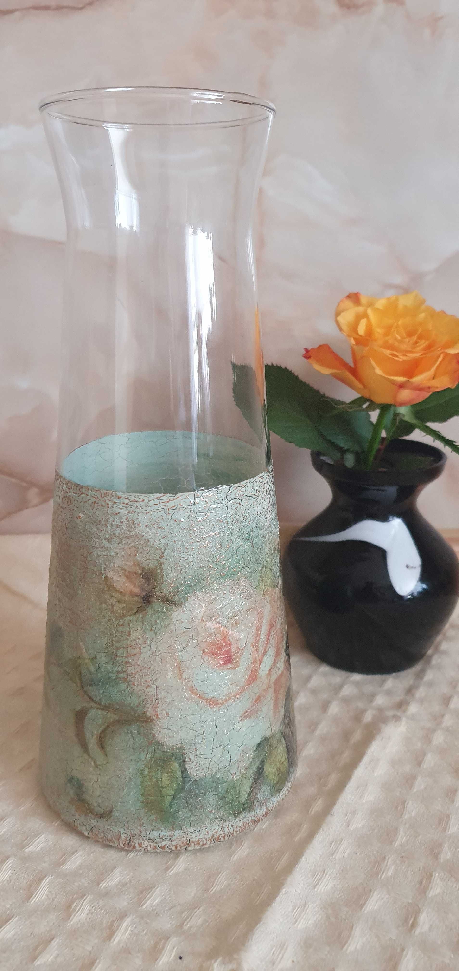 Стъклена ваза ретро стил, с красива роза, ръчно декорирана с декупаж