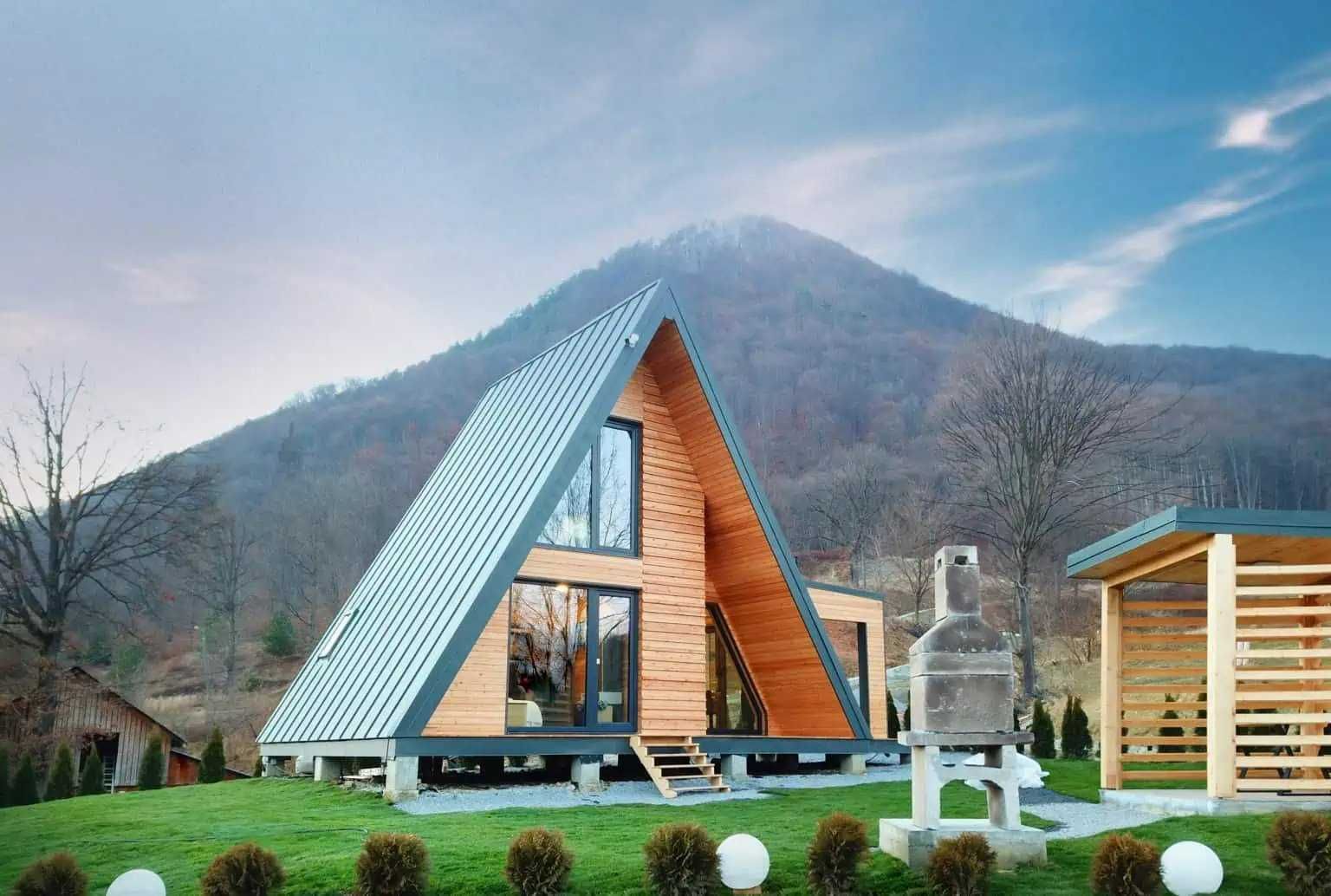 Cabana stil A-Frame, case, terase si foisoare din structura de lemn