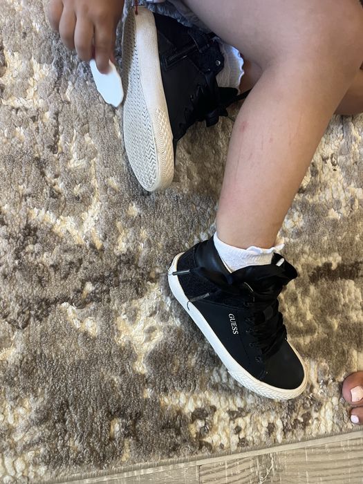 Tenesi guess nr 26 pentru fetite