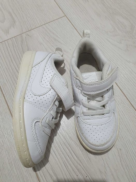 Adidasi Nike albi 26