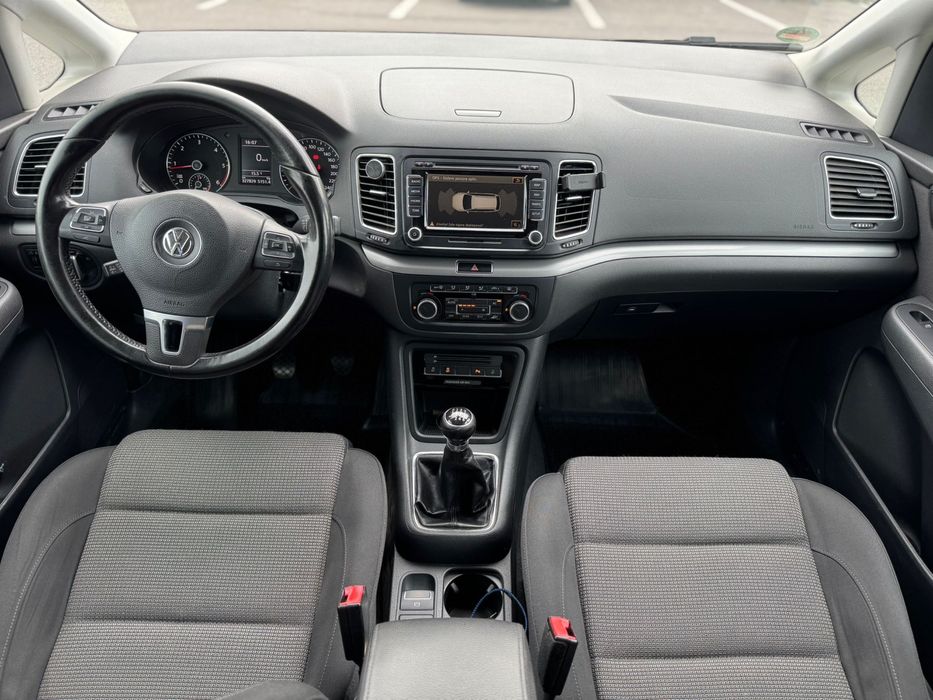 Vând Volkswagen Sharan 7N ,  5 locuri , fabr. 2011 , 2.0