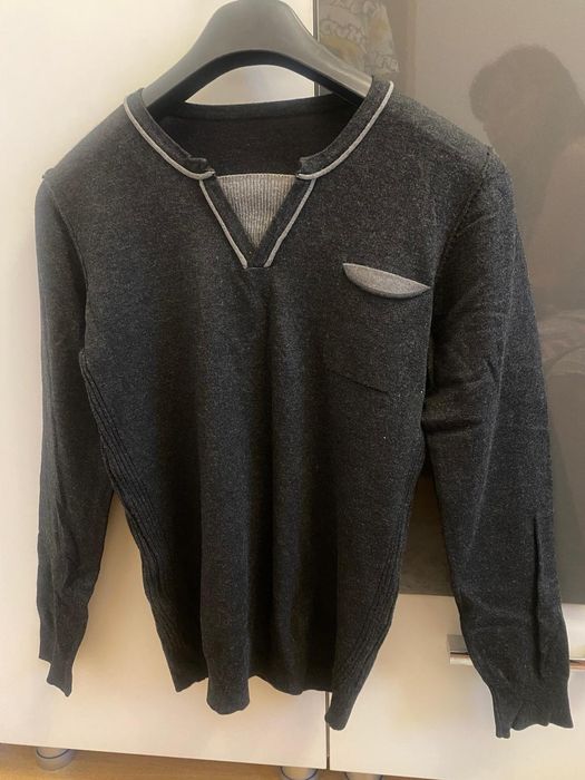 Vând pulover pentru băieți.