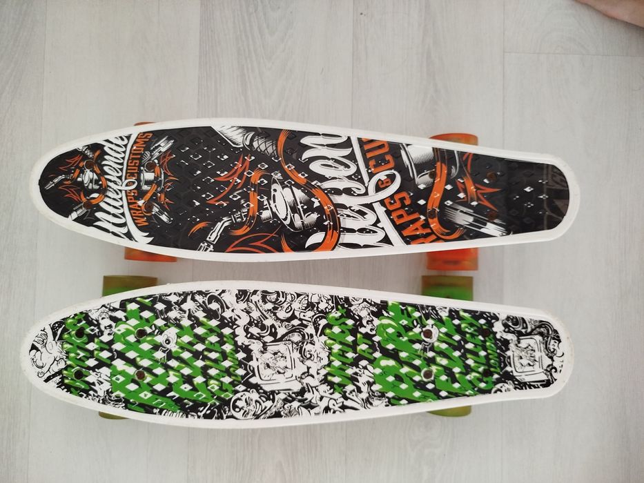 Penny board:green-white;orange-black