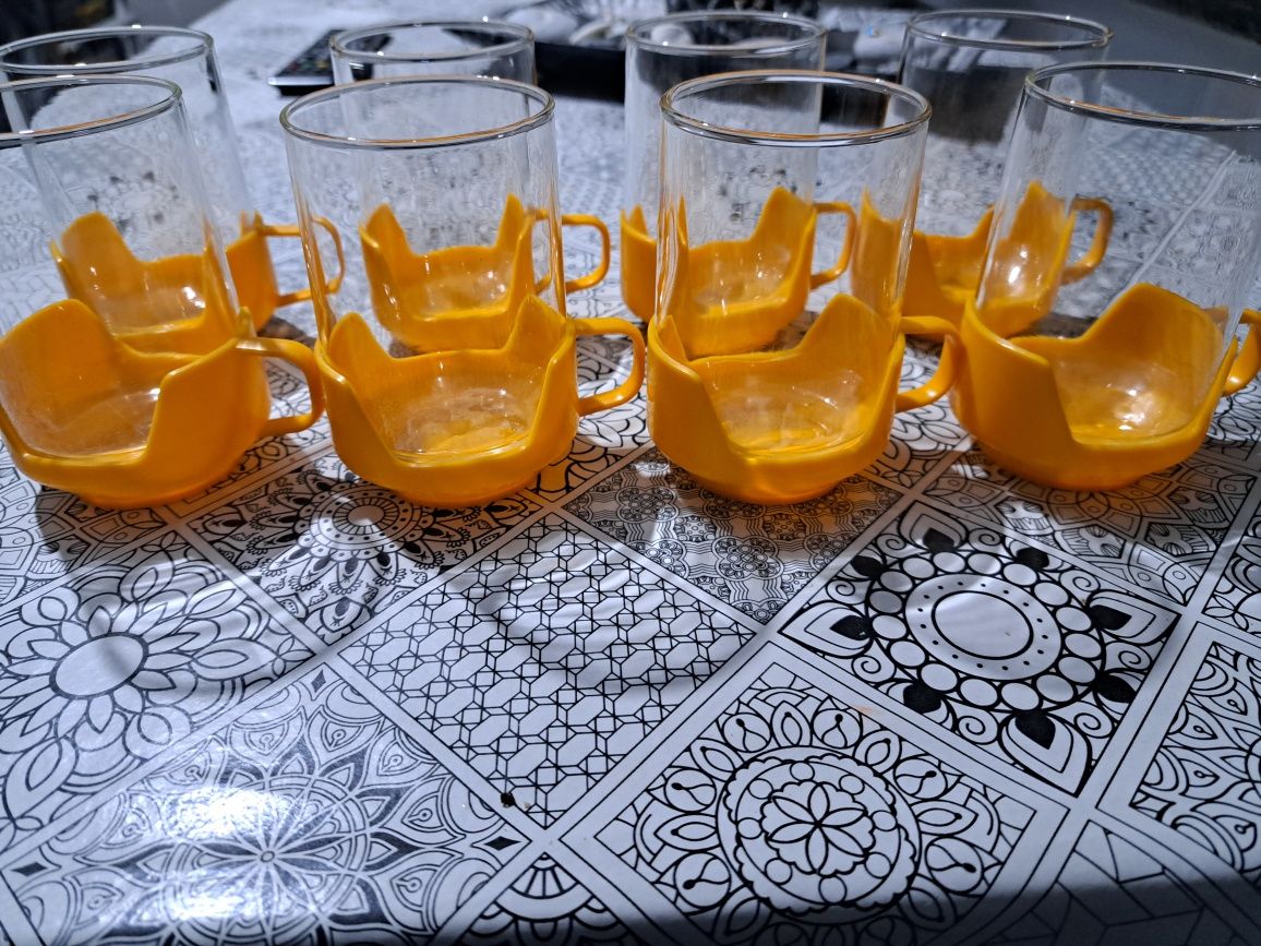 Чашки с пластмасови подложки