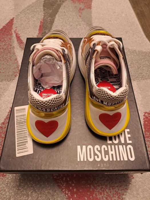 Sneakers Love Moschino